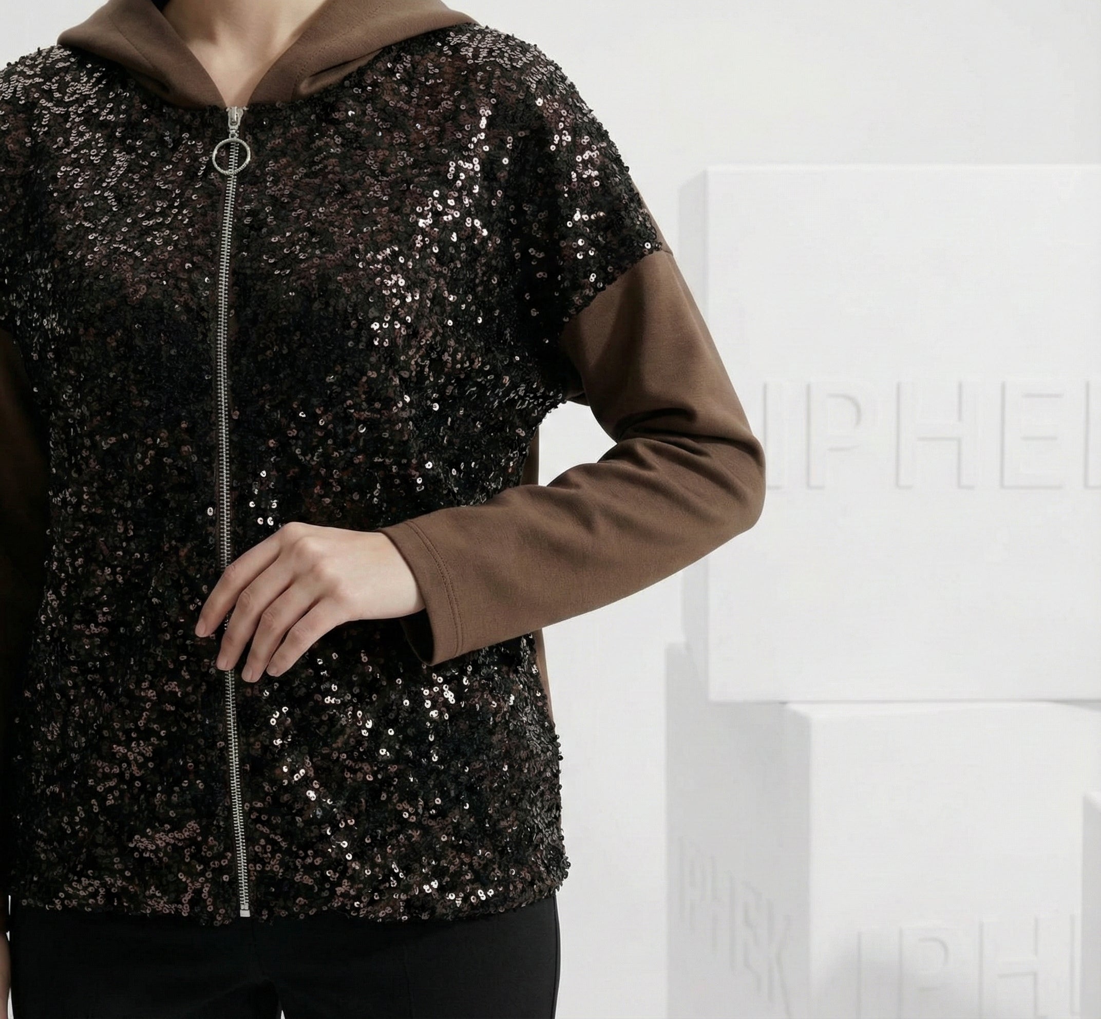 IPHEK Sport-Luxe: Payet Ön Detaylı Kapüşonlu Fermuarlı Ceket