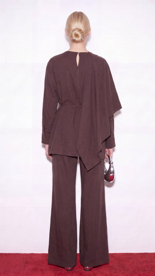 ASİMETRİK PELERİN DETAYLI İKİLİ MODAL TAKIM KAHVERENGİ